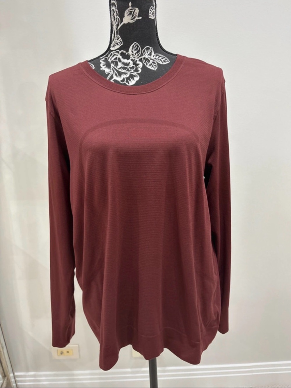 Lululemon women’s burgundy long sleeve top size 12